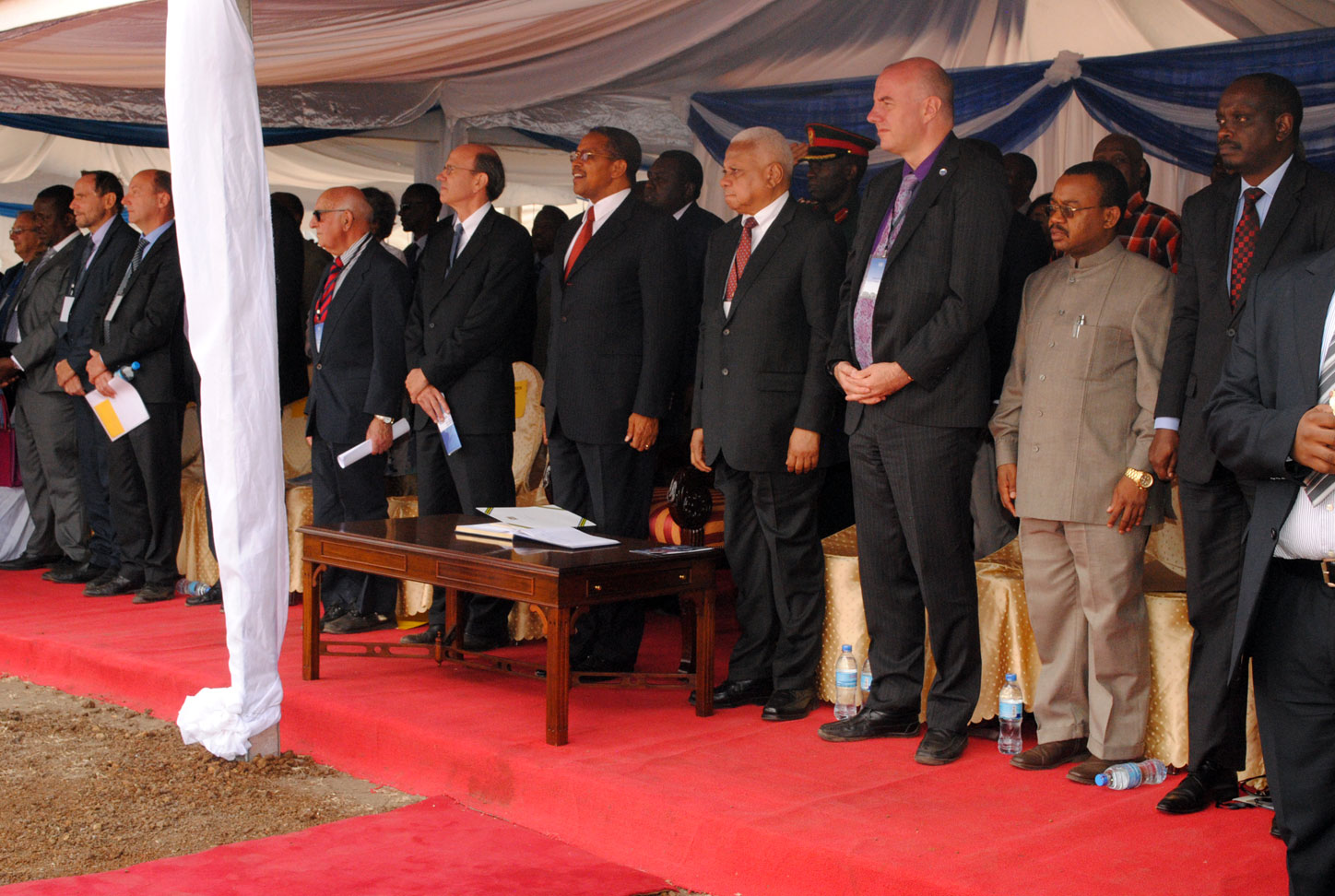 Nj. e. predsednik Tanzanije Kikwete zajedno sa visokim zvaničnicima stoju na intoniranju himne Tanzanije.