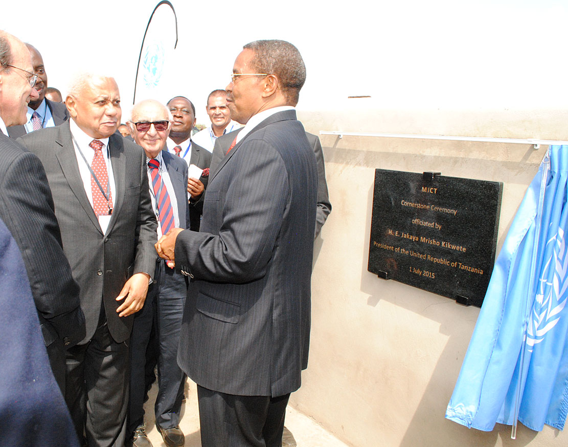M. Jakaya Mrisho Kikwete, Président de la République-Unie de Tanzanie, dévoile la première pierre des nouveaux locaux du Mécanisme à Arusha.