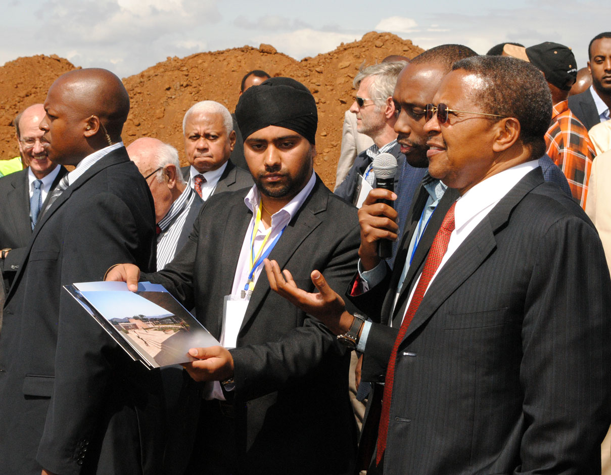 Nj. e. predsednik Tanzanije Kikwete dobija brifing o napretku izgradnje od arhitekte i građevinskih kompanija 