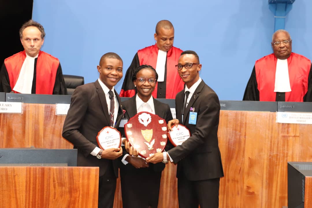 Deuxième place : Nigéria (UYO University). De gauche à droite : Abasibiangake Akpabio, Aniekan Udo-Okon (meilleur orateur) et Victor Daniel