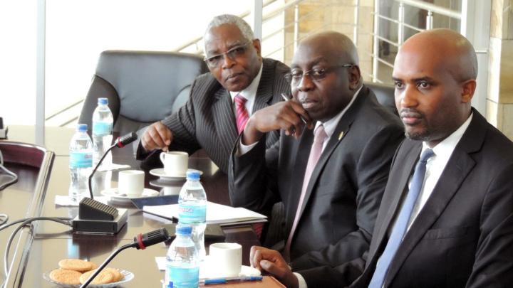 De gauche à droite : les juges Aaron Ringera et Geoffrey W.M. Kiryabwire de la CJAE, et le Juge Emmanuel Ugirashebuja, Président de la CJAE