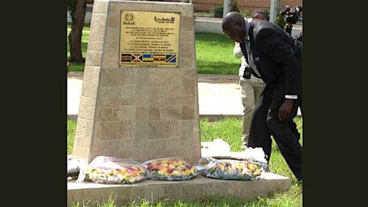 Šef Sekretarijata MMKS u ogranku u Arushi, g. Samuel Akorimo polaže cveće tokom komemoracije u u sedištu Istočnoafričke zajednice (EAC)