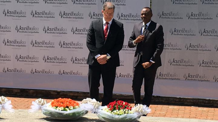 Le Procureur du MTPI, Serge Brammertz, et le Procureur général du Rwanda, Richard Muhumuza, au mémorial du génocide de Gisozi à Kigali (Rwanda), en avril 2016