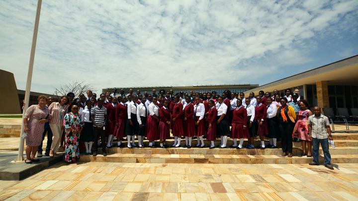 Le personnel de la Division du Mécanisme à Arusha et les lycéennes participant au Programme de marrainage en faveur des jeunes filles