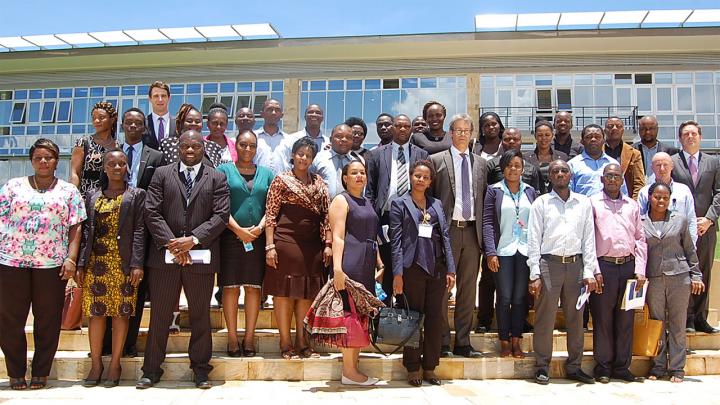 Des fonctionnaires du MTPI en compagnie de représentants du système judiciaire tanzanien à la division d’Arusha