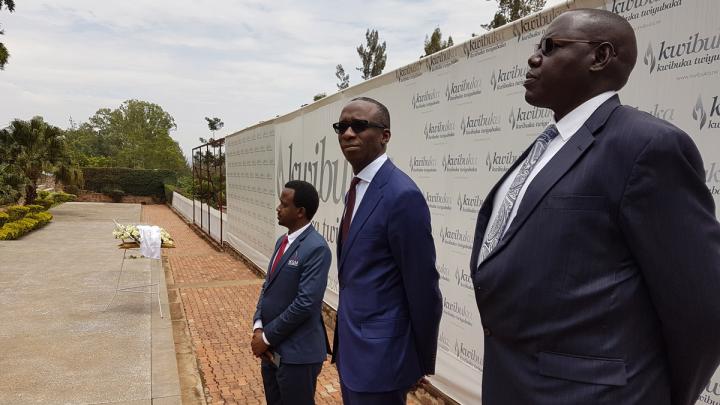 Le Greffier, Olufemi Elias, (centre) devant le Centre du mémorial du génocide de Gisozi à Kigali
